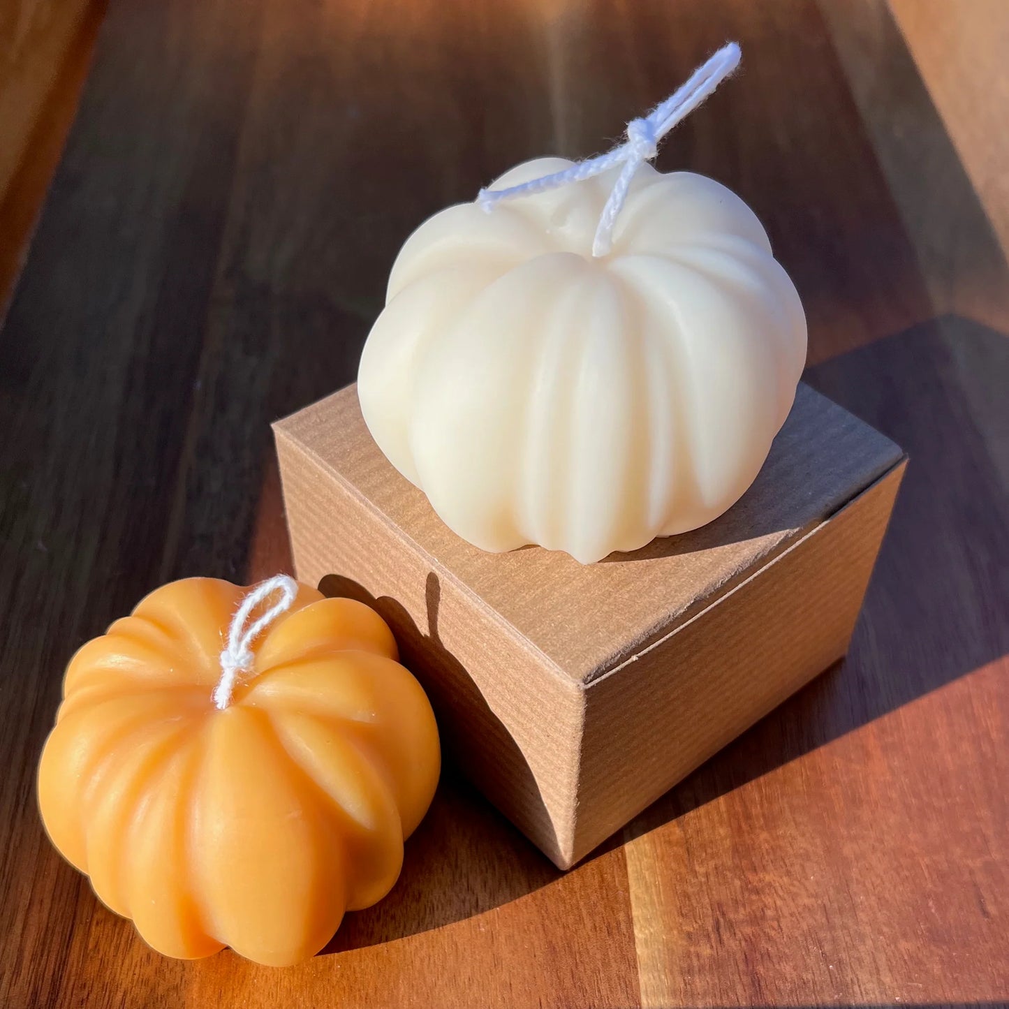 Handmade Pumpkin Scented Soy Wax Candle, Natural Aromatherapy Home Decor for Halloween Gift, Stress Relief Ambiance Candle Ornament(Orange)